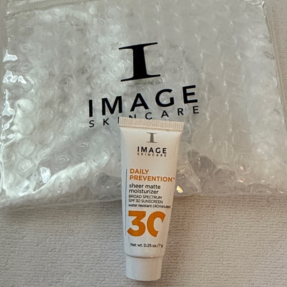 NWT Daily Prevention Sheer Matte Moisturizer SPF 30